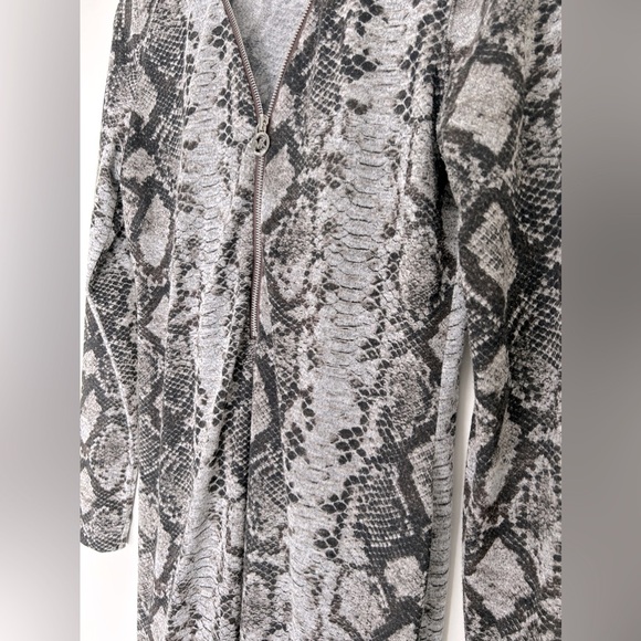 Beautiful Michael Kors V neck Snakeskin Pattern Long Sleeved Dress - Picture 3 of 5